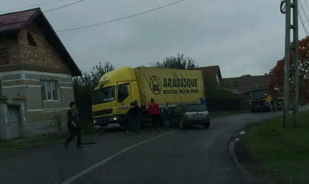 Sub TIR, o „amiabilă”  