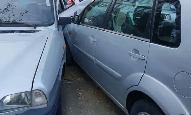 Luat în cătuşe de pe Fundătura Hărmanului: Beat, fără permis, le-a distrus riveranilor 3 maşini