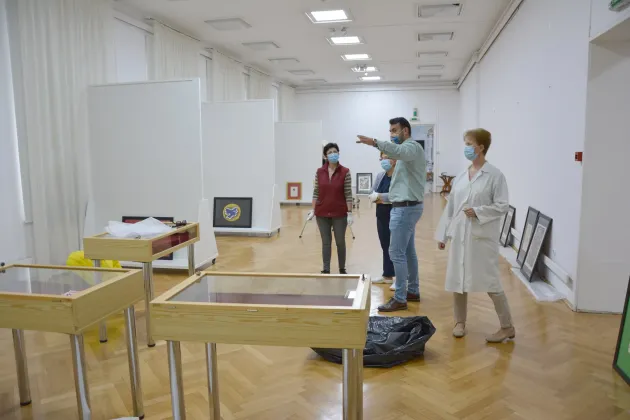 Expoziţie de artă, cu tombolă la intrare