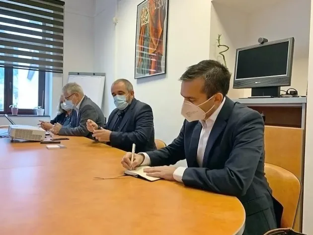 Prima prioritate a Primăriei Brașov: tablete sau telefoane mobile pentru elevii care nu pot urma cursurile online. Până joi, erau 400 de școlari în această situație