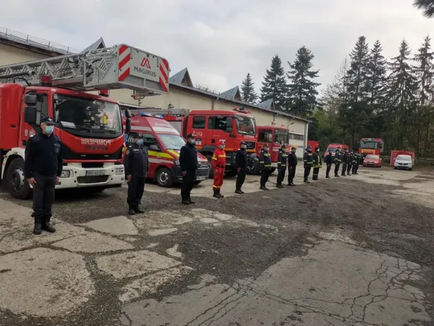 46 de ani, răpus de Covid. În toate unităţile de pompieri din Braşov s-a ţinut azi un moment de reculegere pentru pompierul decedat de la Vâlcea