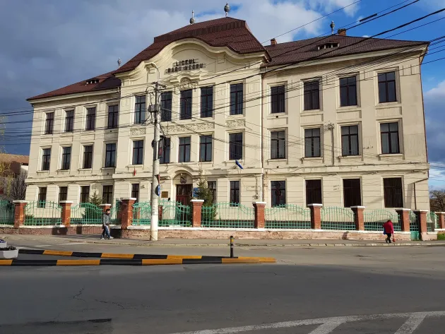 Şi Colegiul „Radu Negru” trece în „cod roşu”: 3 cazuri de Covid, 38 de contacţi