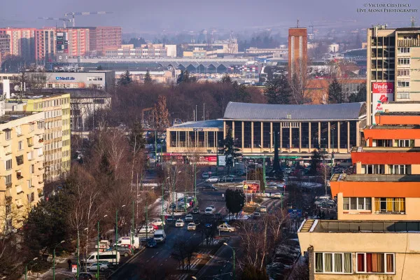 Maşina cu cei 6 „veseli” puşi pe păcălit Poliţia:  Au trecut pe roşu sub nasul agenţilor, maşina n-avea şofer, fiecare a văzut tot pe altul că ţinea volanul...