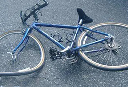 Agresiune la Părău: L-au dat jos de pe bicicletă, l-au bătut și i-au luat telefoanele