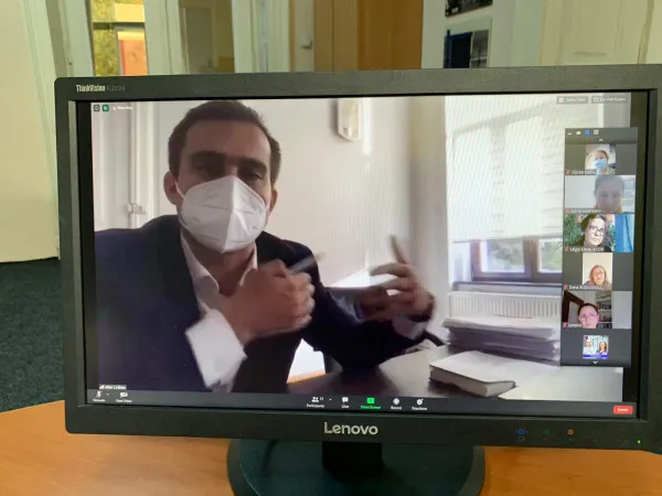 „Cioara vopsită”, pusă ieri pe masa primarului
