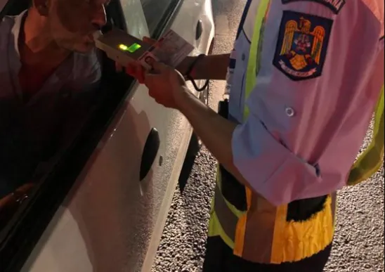 Alcoolemie uriaşă pentru un şofer oprit de poliţişti în Răcădău