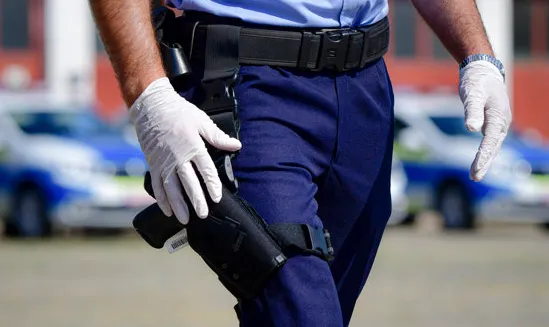 Când credea că a scăpat, s-a trezit cu mascaţii în casă: O femeie, patron în Braşov, percheziţionată miercuri pentru cei 100.000 de lei pe care i-a ascuns de stat