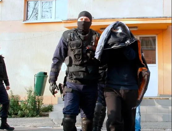 Doi tineri din Bucureşti şi Călăraşi, aduşi în cătuşe la Braşov: au tăiat o bucată din maşina unei braşovence