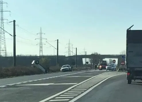 Volan scăpat din mână de o şoferiţă de 35 de ani: S-a oprit... „când a văzut asfaltul”