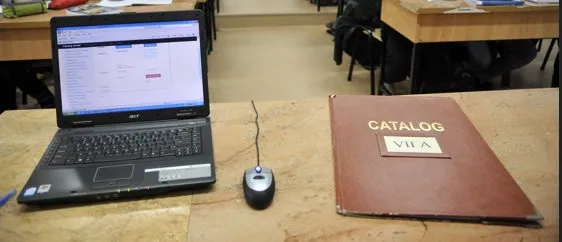 Mediile elevilor din semestrul I: media aritmetică între notele din evaluări, fără teze. Rotunjirea se face în  favoarea elevului