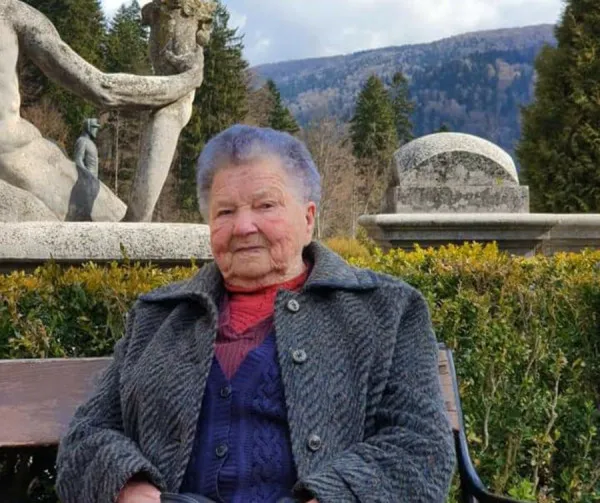 La miezul nopţii, a ieşit pe uşă şi nu s-a mai întors