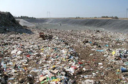 Închiderea fostei gropi de gunoi a oraşului Victoria costă peste 3,7 milioane de lei