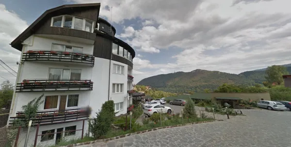 Unii închid, alţii se extind