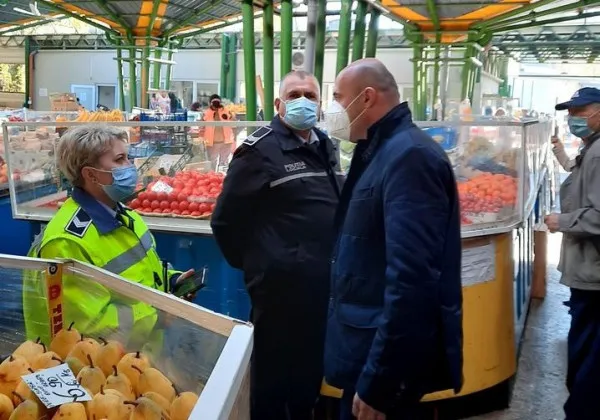 Ca să scape de carantină, Braşovul „goleşte” hypermarketurile