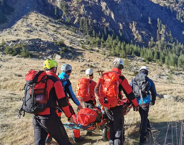 Munţii Făgăraşului au mai luat o viaţă. Doi turişti au căzut de pe stânci, unul a murit pe loc, cel de-al doilea, cu trupul zdrobit, a fost preluat de urgenţă, cu elicopterul