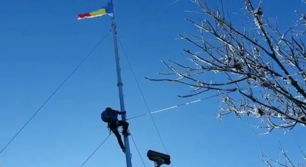 Steag nou pe Tâmpa. Jandarmul Ovidiu a fost pentru a 15-a oară pe catarg