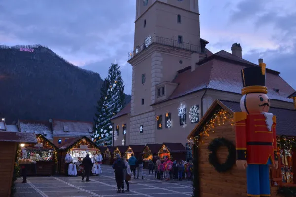 Deciziile Crăciunului: Vom avea brad în Piaţa Sfatului, rămân luminile doar în centru