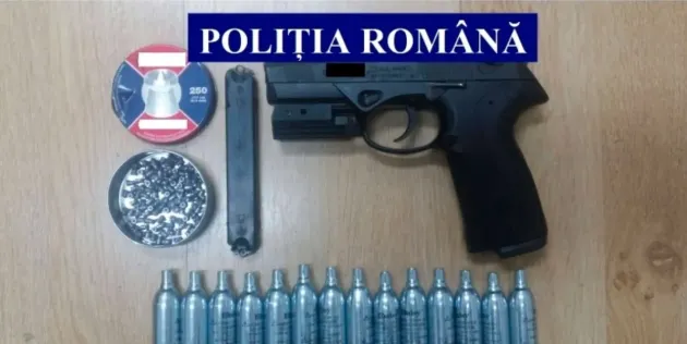 Pensionară cu pistolu-n casă