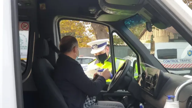 Covăsnean cu permis fals de Serbia, oprit de poliţişti pe DN 13