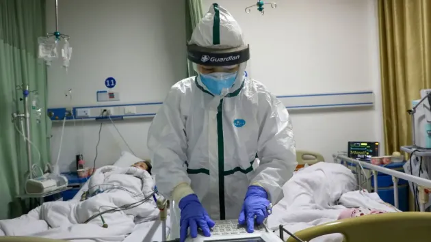 Mărturii din „cuştile” COVID: „O asistentă i-a făcut intubarea unui pacient pentru că doctorii erau în birouri”