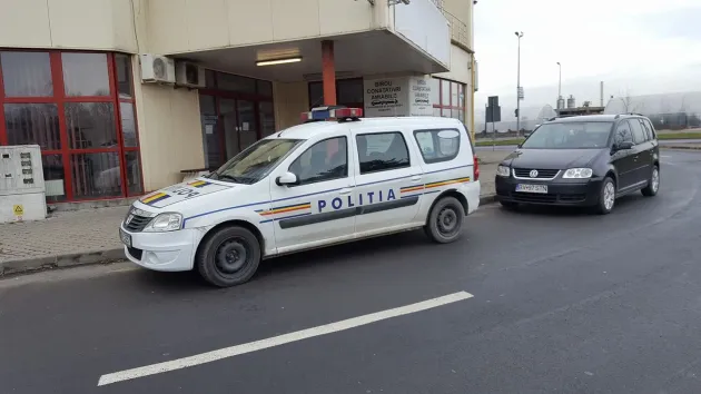 Greu cu parcarea, greu şi cu prostia: După ce şi-a stricat maşina lovind pe altul în parcare, s-a dus la Poliţie deşi n-avea permis