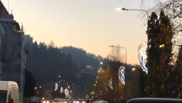 Repetiție generală înainte de sărbători. Iluminatul festiv din centrul istoric al Brașovului a fost testat 