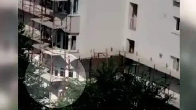 A căzut de la etajul 4 la etajul 3, în timp ce reabilita o clădire