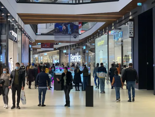 Cele 2 mall-uri din Braşov şi-au anunţat noul program pentru „look-down-ul de noapte”