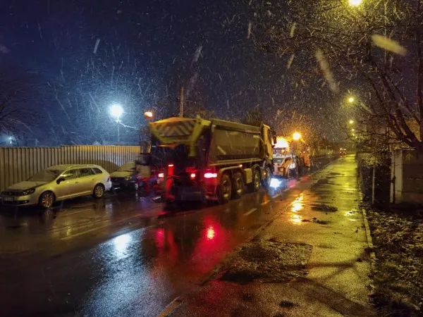 Prima noapte de deszăpezire din  Braşov: 24 de maşini, 90 de tone de sare „anticorozivă”