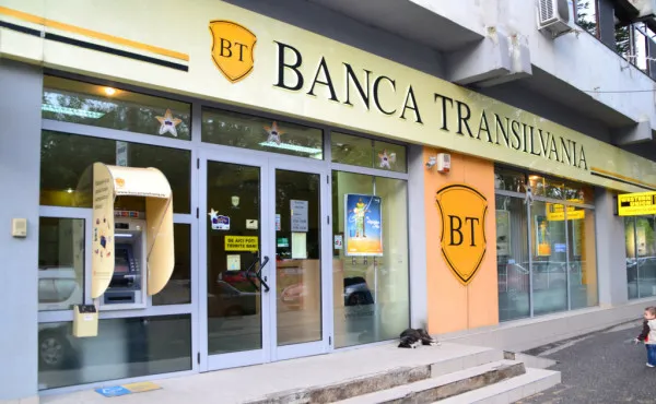 Banca Transilvania, 100.000 de euro pentru „scrisoarea pierdută”. „Mă voi şterge la c*r cu câteva sute de euro”, le scria un client deranjat că i se cere să spună ce face cu banii din cont, iar angajaţii băncii l-au „făcut afiş” pe Facebook