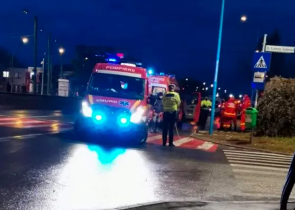 Pietoni accidentați la 2 minute unul după altul. Un bărbat și o femeie, preluați de ambulanțele de terapie intensivă