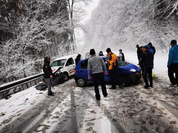 Derapaj în zăpadă, pe DN1A: Au rămas fără mașini, dar au scăpat cu bine
