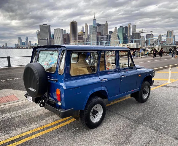 Braşoveanul care a dus Dacia la New York face acum furori cu un ARO în „jungla de beton”