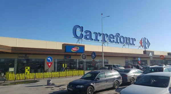 Scandal la Carrefour Braşov: Unde se poate ajunge când „organul” îţi pune pecetea de „ţigancă hoaţă”