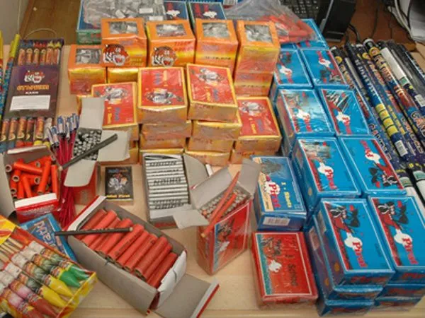 Vindeau ilegal petarde, într-o parcare: Le-au fost confiscate peste 7.000 de bucăți