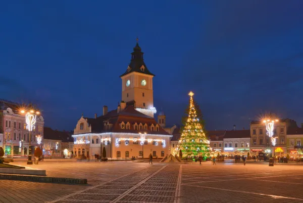 Din 18 decembrie apar comercianții în Piața Sfatului. Vor fi 20 de căsuțe, dar fără băuturi calde și produse alimentare pregătite pe loc