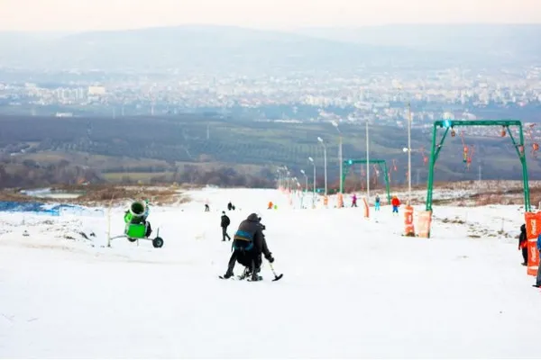 Persoanele cu dizabilităţi pot schia în Poiana Braşov şi la Cheile Grădiştei. Pârtiile de aici au fost dotate cu scaune speciale