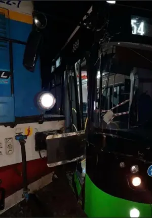 Accident în noapte: Autobuzul de la RAT versus locomotivă