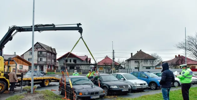 A început şi la Făgăraş ridicarea maşinilor considerate fără stăpân  