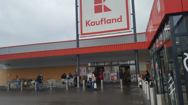 Magazinul Kaufland de pe Calea Bucureşti, amendat cu 20.000 de lei după ce uşile de la intrarea acestuia l-au lovit grav pe un copil de 2 ani