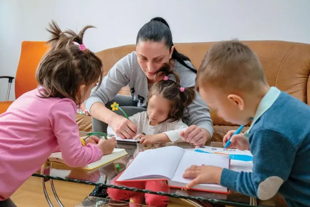 35 de noi asistenţi maternali