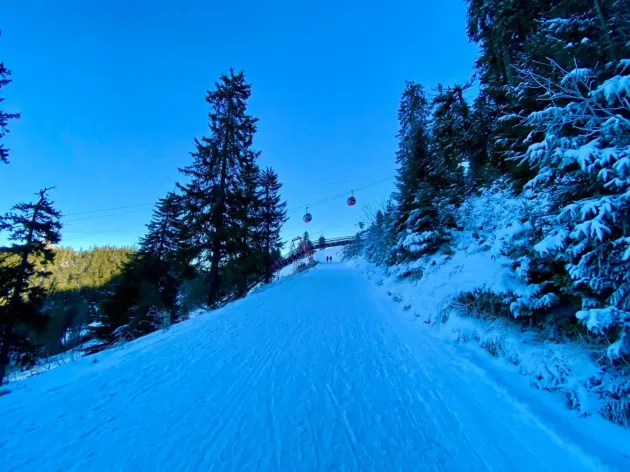 2021 începe în Poiana Brașov cu deschiderea pârtiilor. Pe 30 centimetri de zăpadă, 90% artificială