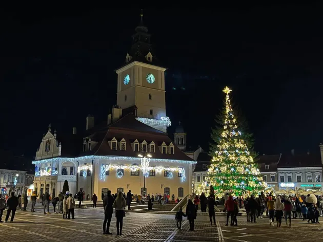 Așa arată bradul 2020! Moș Nicolae a aprins luminile de Crăciun în Brașov