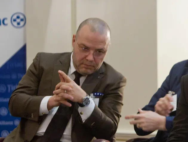 Panica, bancomatul şi zborul militar