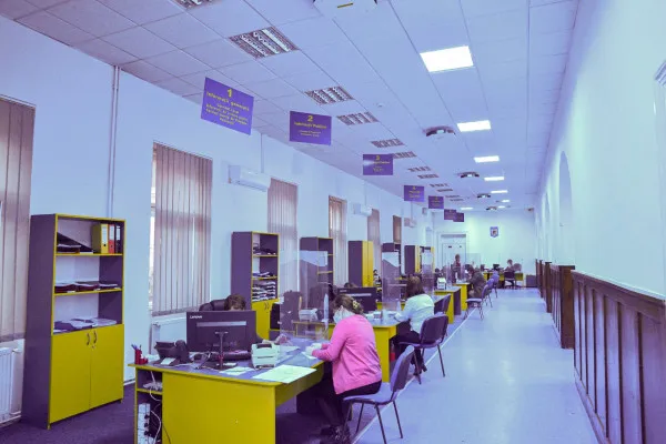 Primăria Braşov, „curăţată” de Covid-19 cu ultraviolete. 8.700 de euro, dar nu de la buget