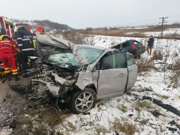 3 maşini au scos TIR-ul de pe şosea. Plin cu motorină, le-a dat emoţii pompierilor