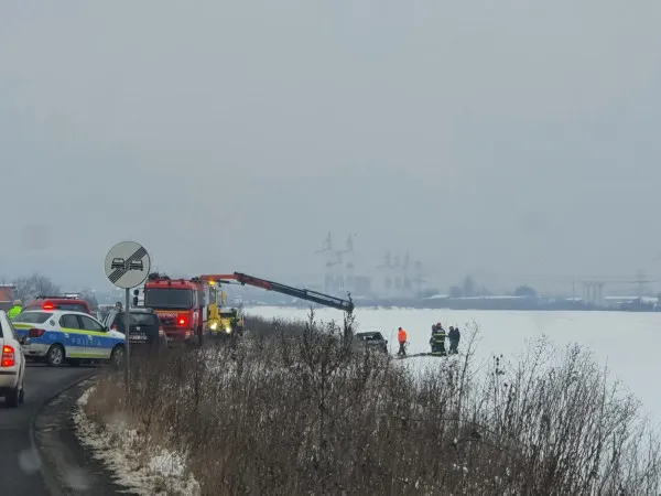 Deszăpezirea, paradoxul „drumul la negru” şi accidentul. De ce spun drumarii că au deszăpezit şoselele, dar se circulă în condiţii de iarnă