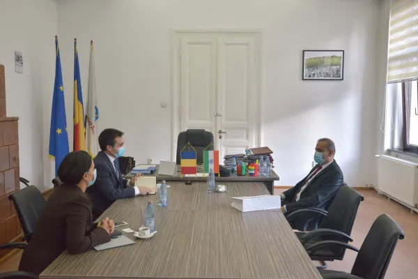Brașovenii pot deveni bursieri în India. Anunțul a fost făcut de ambasadorul Indiei, în timpul unei întâlniri oficiale cu primarul Brașovului