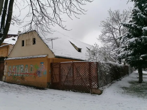 Centru de formare multifuncţional, lângă parcul „Doi pe bancă, doi sub bancă”