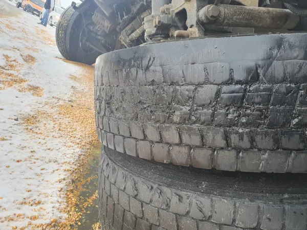 DN13: Maşina mică a răsturnat TIR-ul mare. Drumarilor nu le-a venit să creadă când au văzut mai îndeaproape camionul: cauciucuri ca-n palmă, pe cod galben de ninsoare